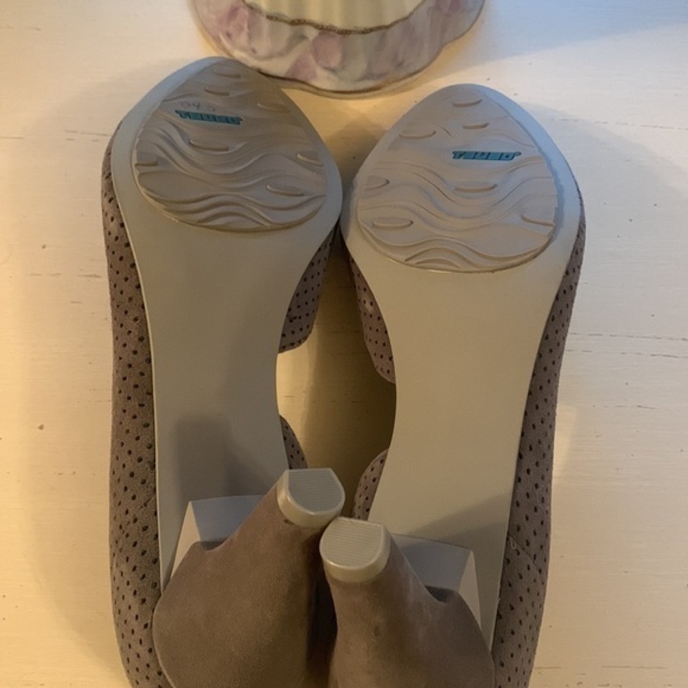 Tsubo Grey Perforated Heels - Picture 7 of 7